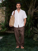 Man wearing the VAËL Valério short-sleeve linen shirt