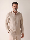 Man wearing the VAËL Casío relaxed linen shirt