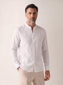 Man wearing the VAËL Tibério band-collar linen shirt