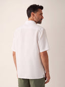 Man wearing the VAËL Valério short-sleeve linen shirt
