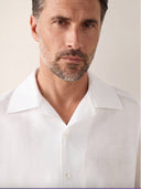 Man wearing the VAËL Valério short-sleeve linen shirt