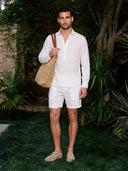Man wearing the VAËL Matéo half-placket linen shirt in white