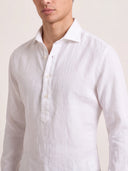 Man wearing the VAËL Matéo half-placket linen shirt in white