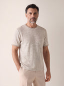 Man wearing the VAËL Lucío relaxed linen T-shirt