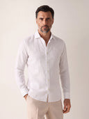 Man wearing the VAËL Casío relaxed linen shirt