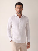 Man wearing the VAËL Matéo half-placket linen shirt in white
