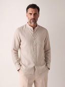 Man wearing the VAËL Tibério band-collar linen shirt