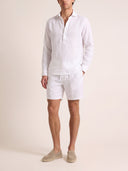 Man wearing the VAËL Matéo half-placket linen shirt in white