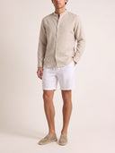 Man wearing the VAËL Tibério band-collar linen shirt
