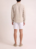 Man wearing the VAËL Tibério band-collar linen shirt