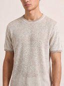 Man wearing the VAËL Lucío relaxed linen T-shirt