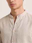 Man wearing the VAËL Tibério band-collar linen shirt