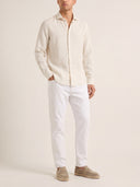 Man wearing the VAËL Leóndro straight-leg cotton trousers in white
