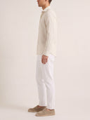 Man wearing the VAËL Leóndro straight-leg cotton trousers in white