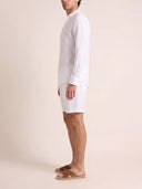 Man wearing the VAËL Tibério band-collar linen shirt