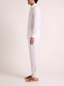 Man wearing the VAËL Casío relaxed linen shirt