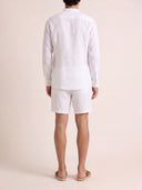 Man wearing the VAËL Tibério band-collar linen shirt