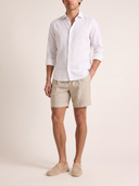 Man wearing the VAËL Lorenzó tailored linen shorts