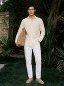 Man wearing the VAËL Leóndro straight-leg cotton trousers in white