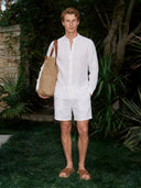 Man wearing the VAËL Tibério band-collar linen shirt