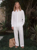 Man wearing the VAËL Casío relaxed linen shirt