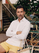 Man wearing the VAËL Matéo half-placket linen shirt in white